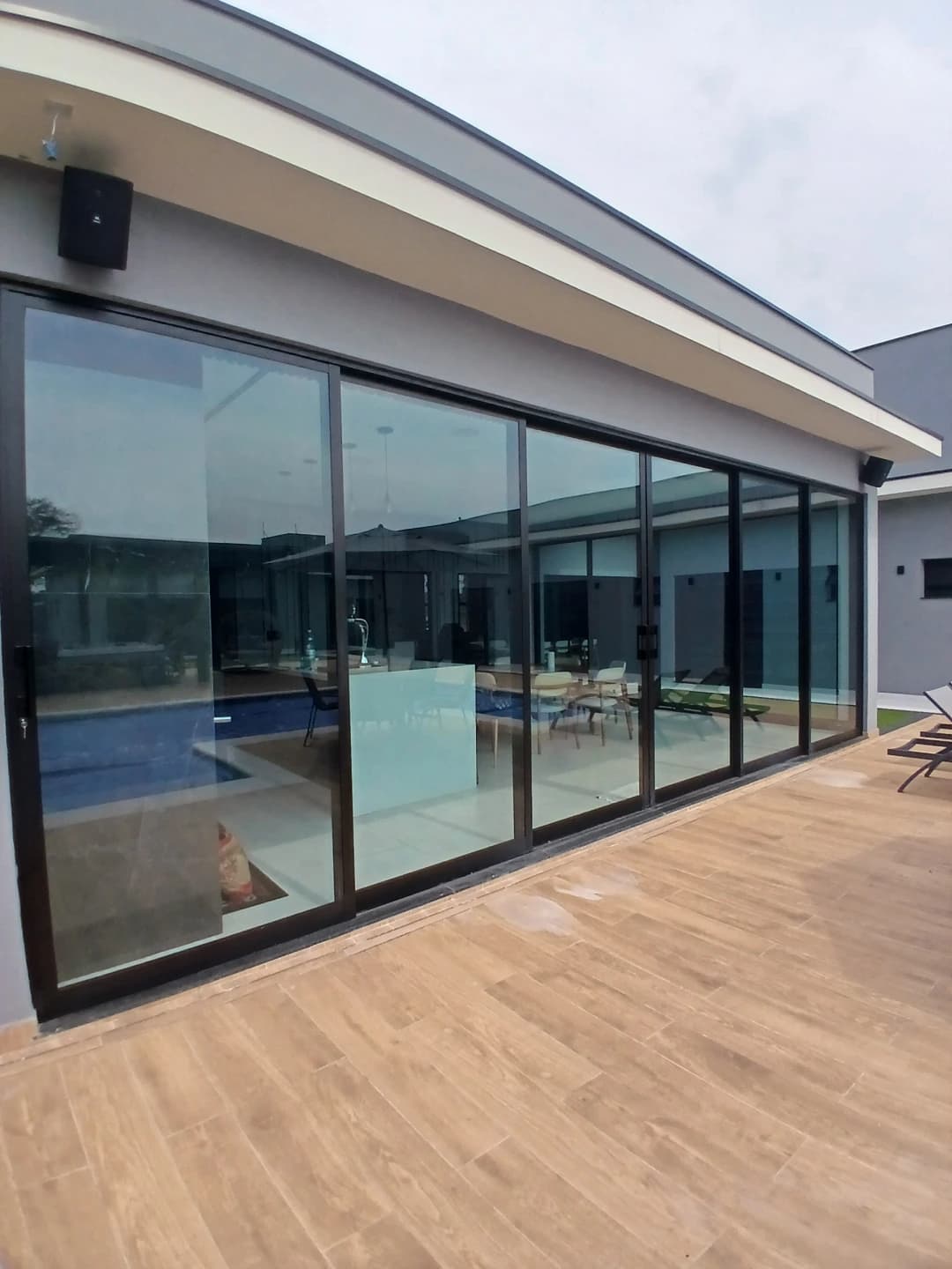 Vidro protegendo móveis da radiação UV