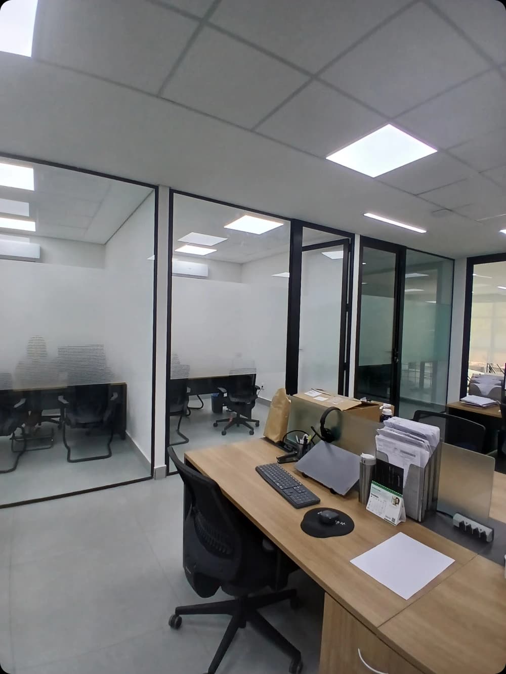 Película decorativa criando privacidade no box