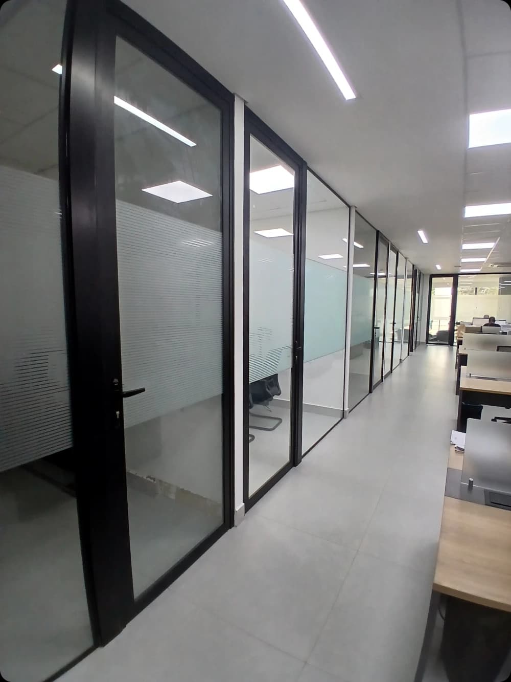 Detalhe de portas com película decorativa