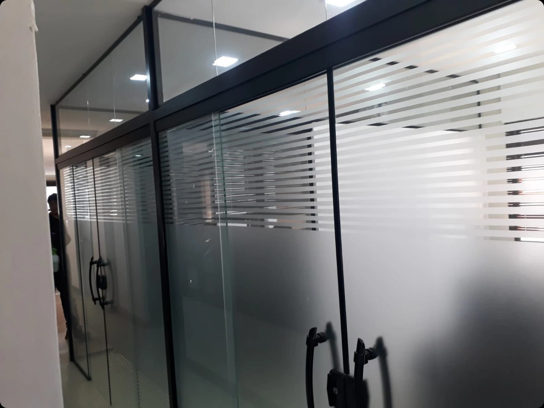 Projeto com película jateada em escritório