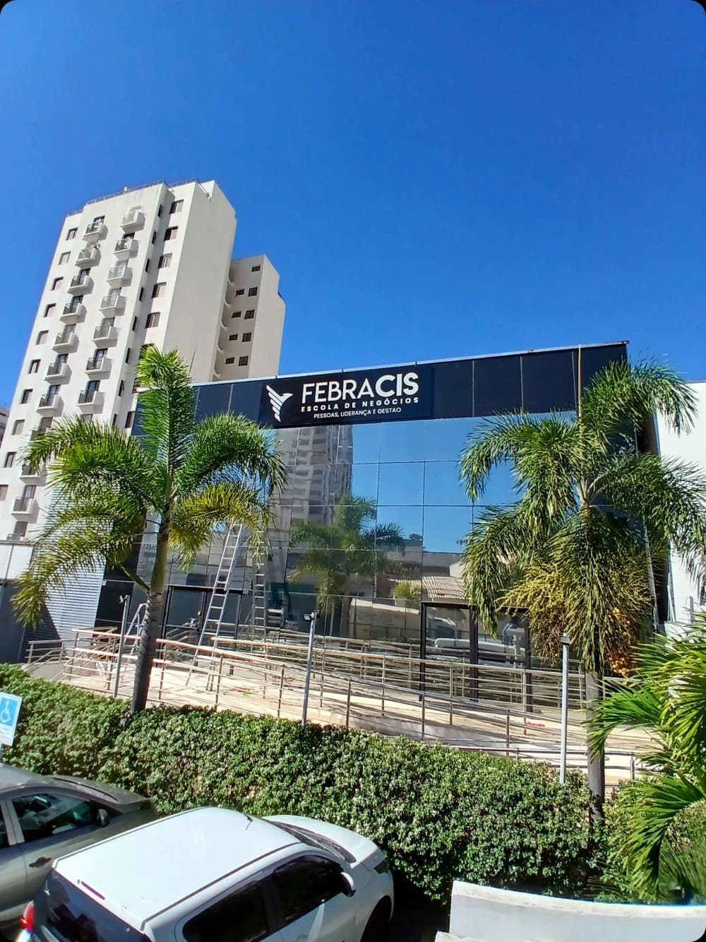 Aplicação espelhada com efeito arquitetônico moderno