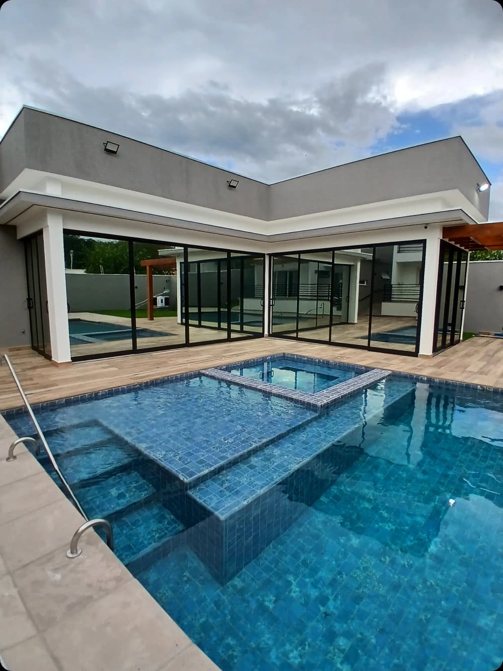 Vista lateral de residência com vidro espelhado