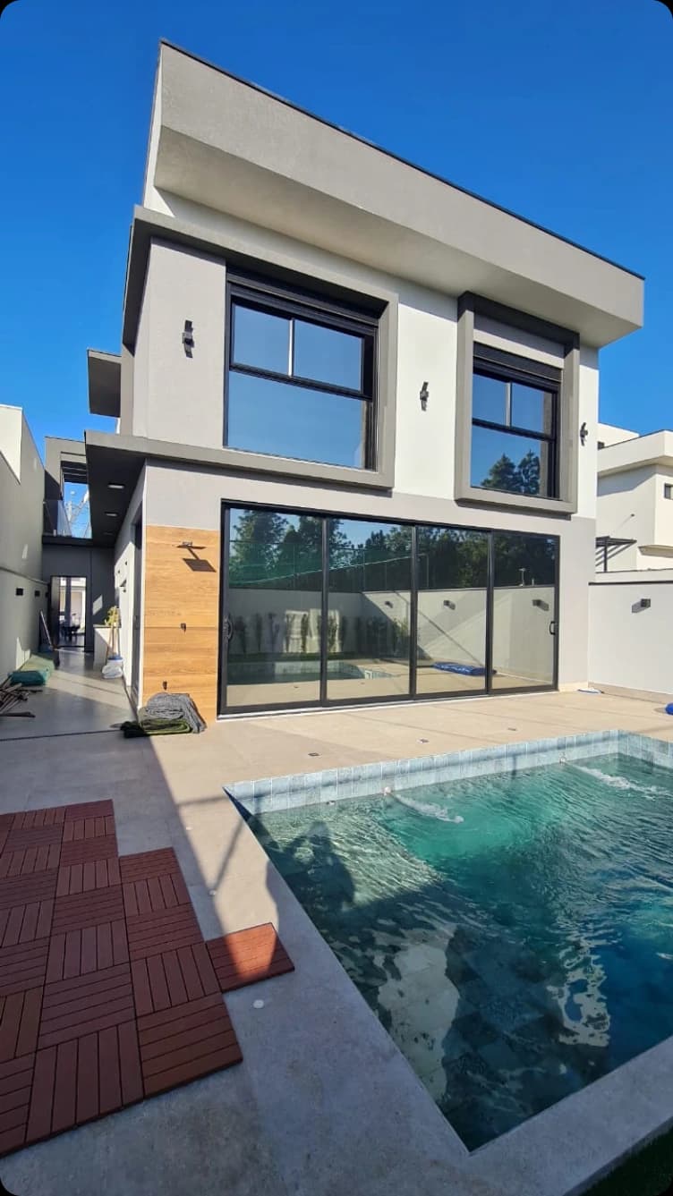 Detalhe de esquadria com película espelhada