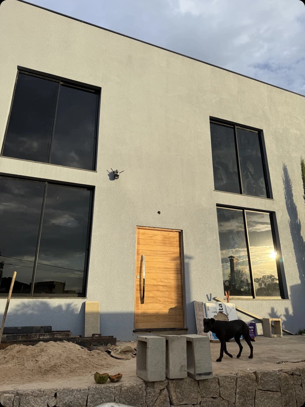 Ambiente residencial com película fumê cinza