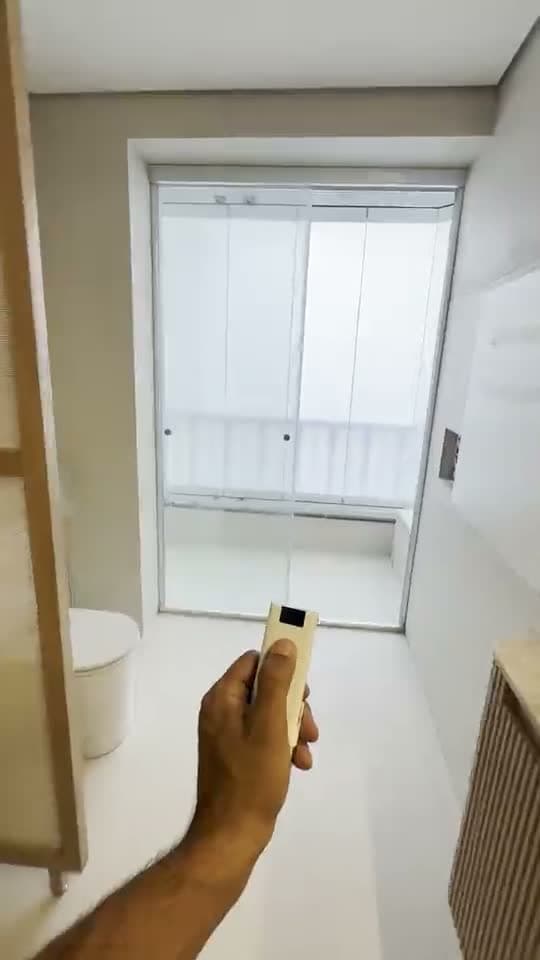 Porta de varanda de apartamento com a película inteligente alternando entre fosca e transparente pelo controle remoto