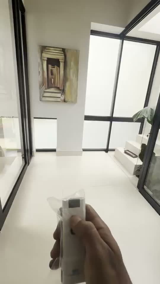 Controle remoto liga a película eletrônica e o vidro da sala passa de fosco a transparente