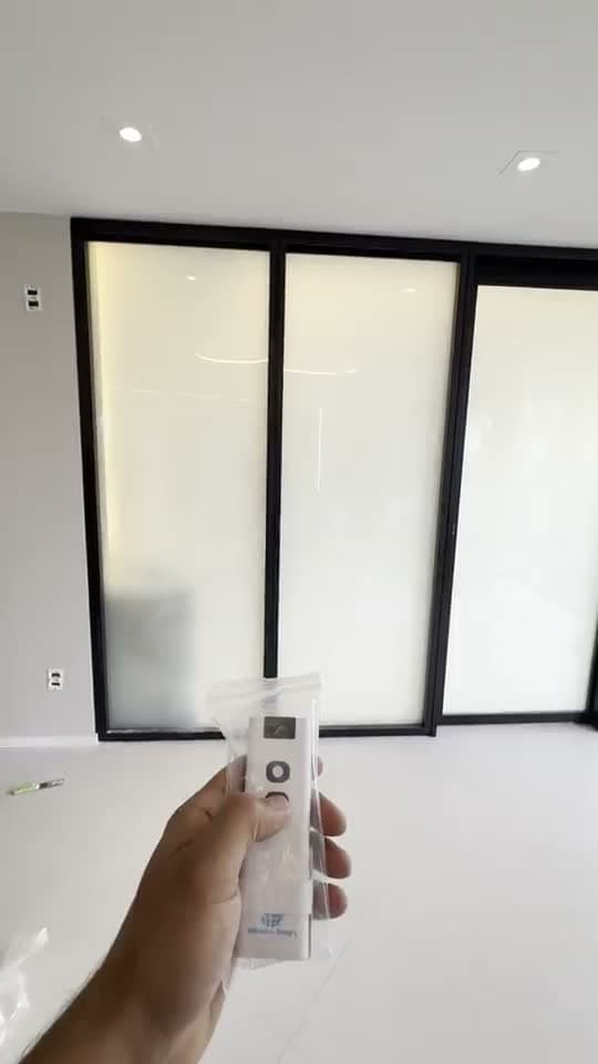 Portas de vidro da sala com película inteligente passando de fosca a transparente